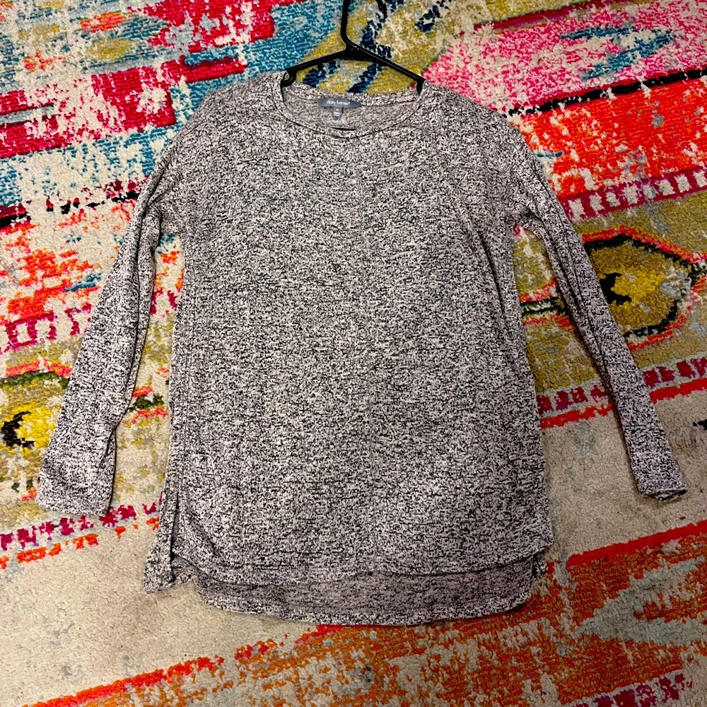 womens size M Daisy Fuentes light long sleeve shirt in brownish gray.